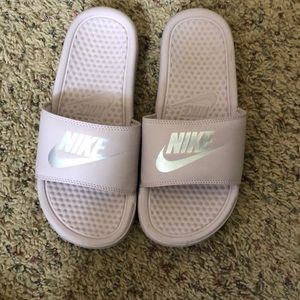 nike slides.Size 6, I’m usually a 7.5 , they fit